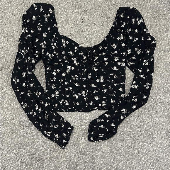 Hollister Black Floral Long Sleeve - Picture 2 of 5